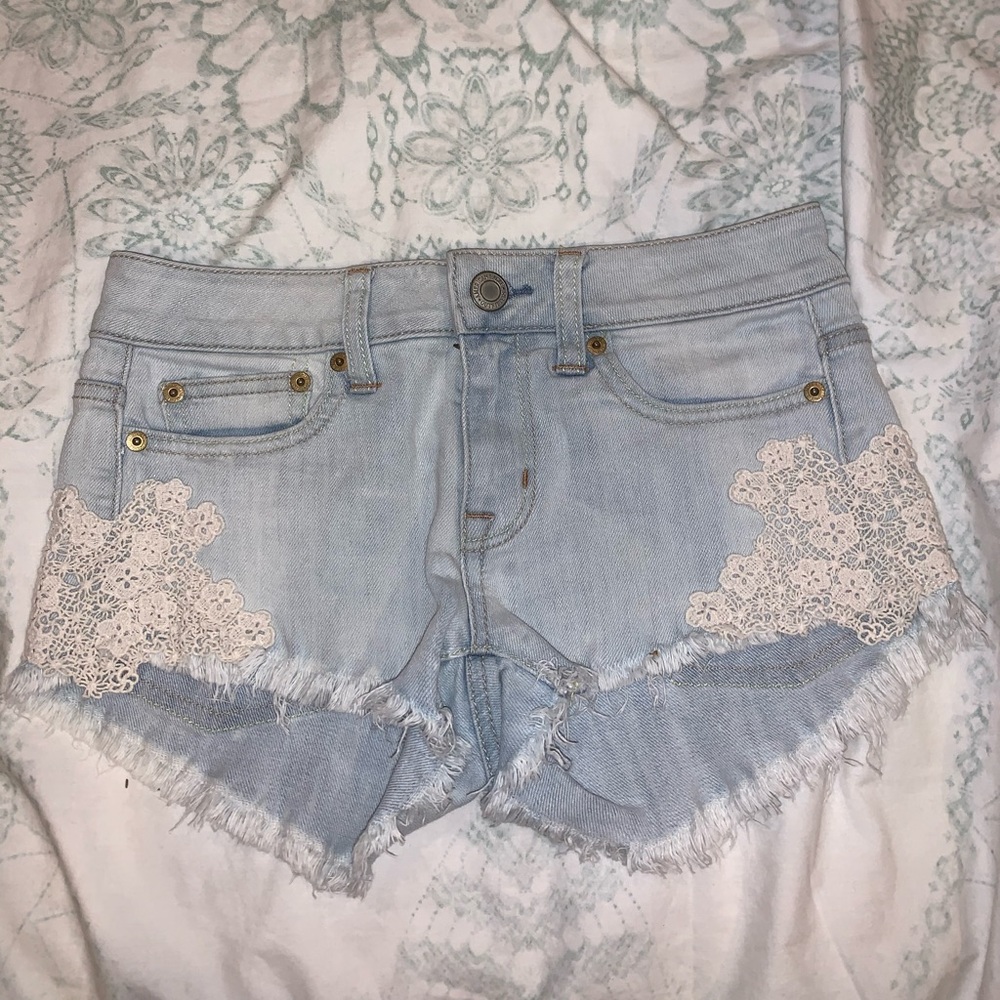 american eagle lightwashed shorts
